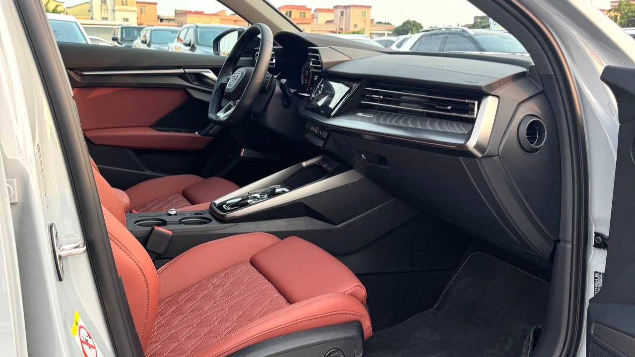 Audi 2025 A3 Sportback 35TFSI Flying Premium+Luxury Selection Package