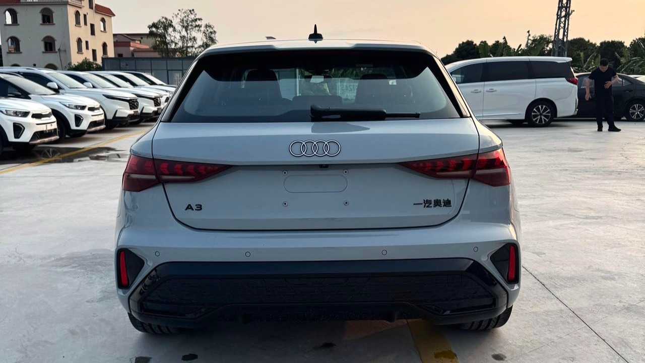 Audi 2025 A3 Sportback 35TFSI Flying Premium+Luxury Selection Package