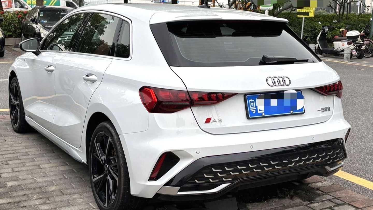 Audi 2025 A3 Sportback 35TFSI Flying Luxury Edition
