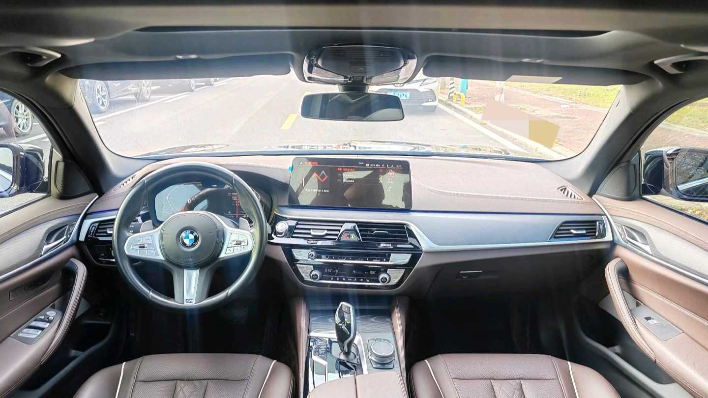 BMW 2023 5 Series 530Li Leading Model M Sport Set