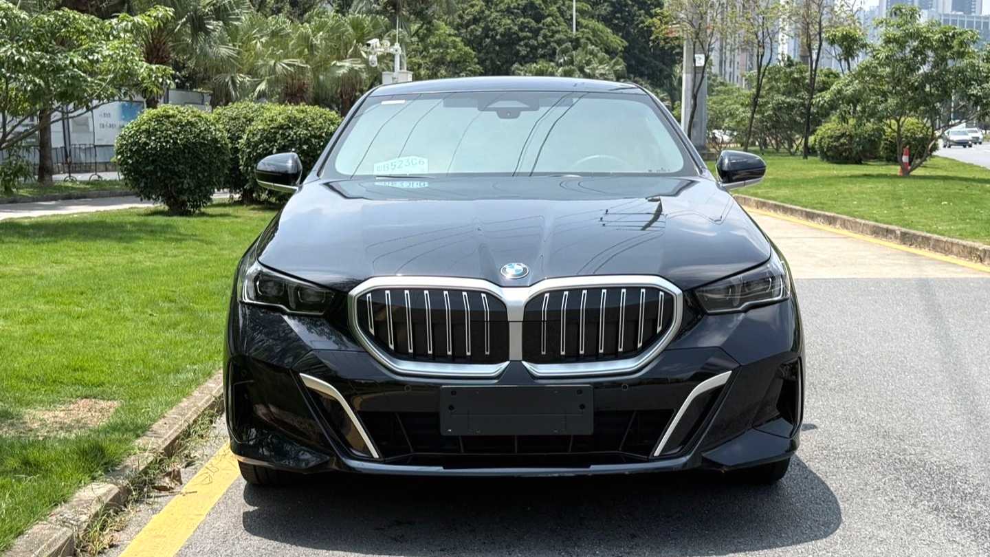 BMW 2025 5 Series 525Li M Sports Package