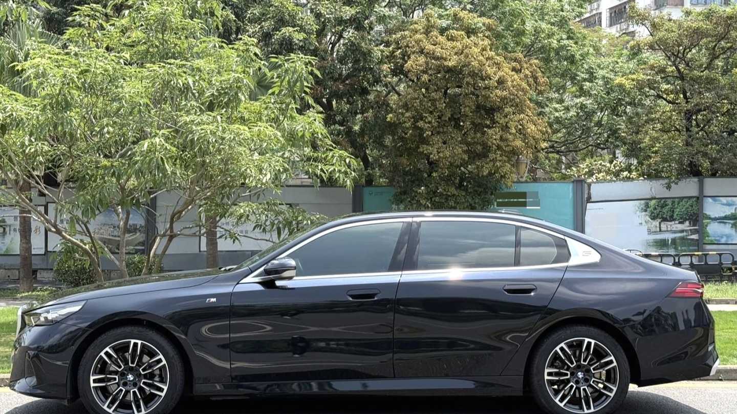 BMW 2025 5 Series 525Li M Sports Package