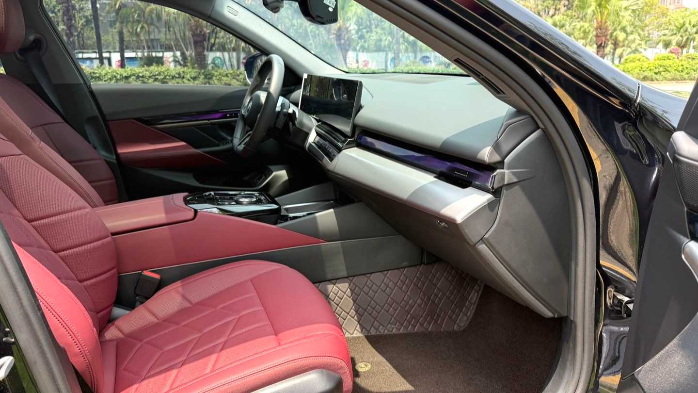 BMW 2025 5 Series 525Li M Sports Package