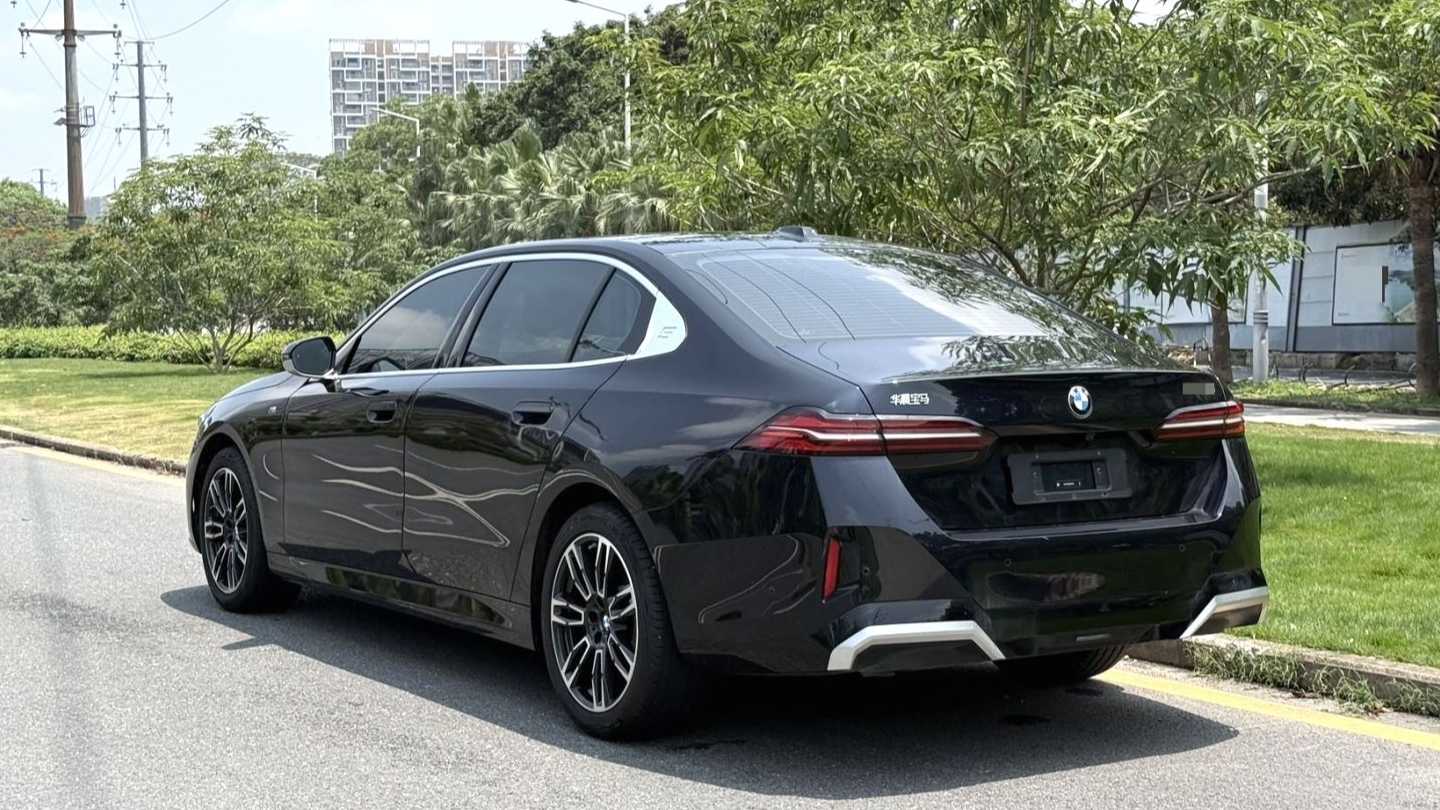 BMW 2025 5 Series 525Li M Sports Package