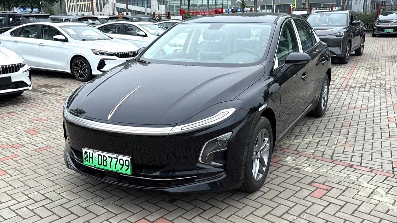 Hong Qi 2025 E-QM5 500km travel version
