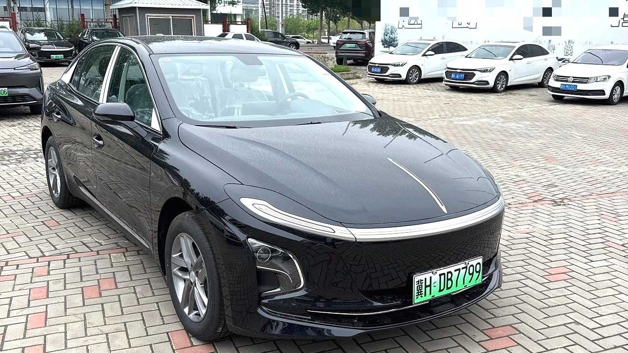 Hong Qi 2025 E-QM5 500km travel version