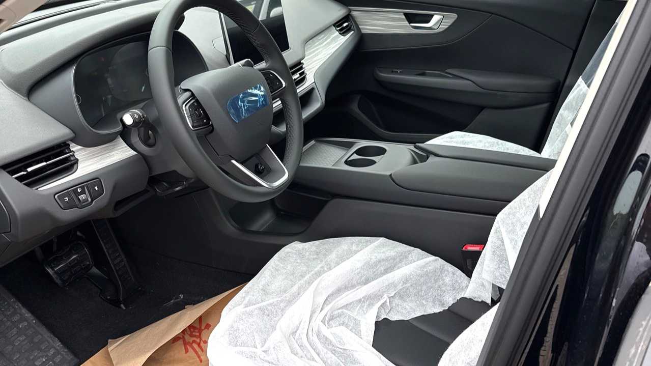 Hong Qi 2025 E-QM5 500km travel version