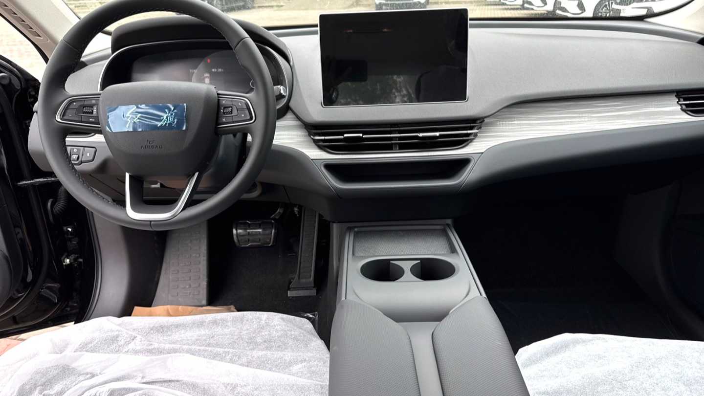 Hong Qi 2025 E-QM5 500km travel version