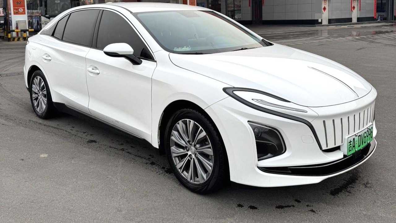 Hong Qi 2024 E-QM5 610km PLUS