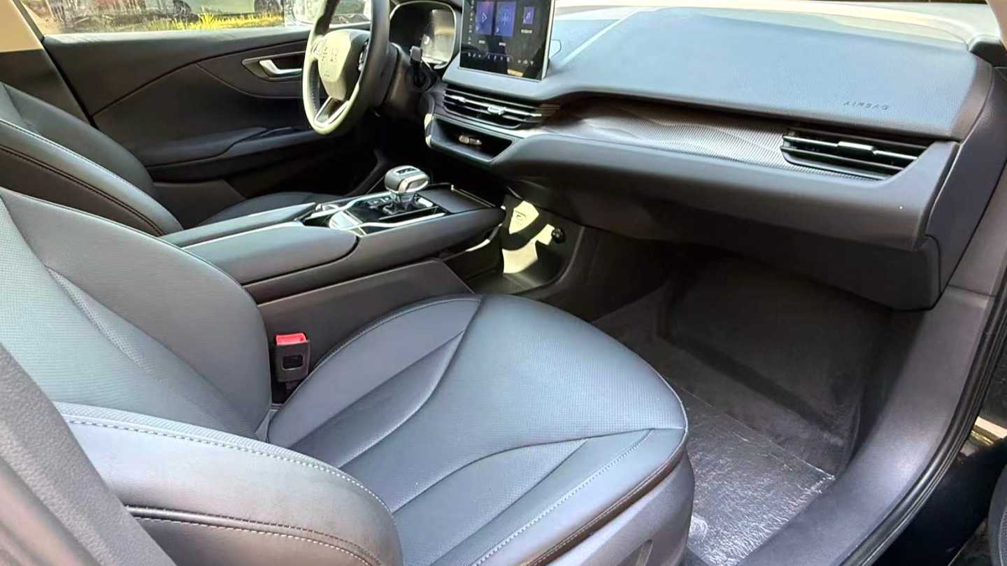 Hong Qi 2022 E-QM5 431km Charging Enjoyment Edition
