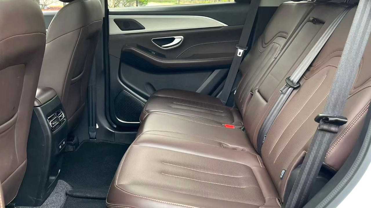 JETOUR X90 PLUS 2023 1.6TD DCT Villa 7 Blocks