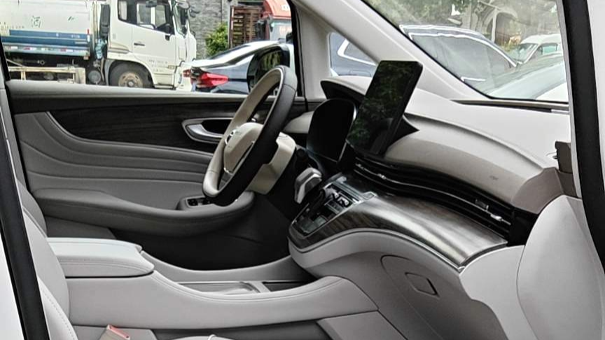 ROEWE iMAX8 2025 1.5T DMH Land Luxury Edition