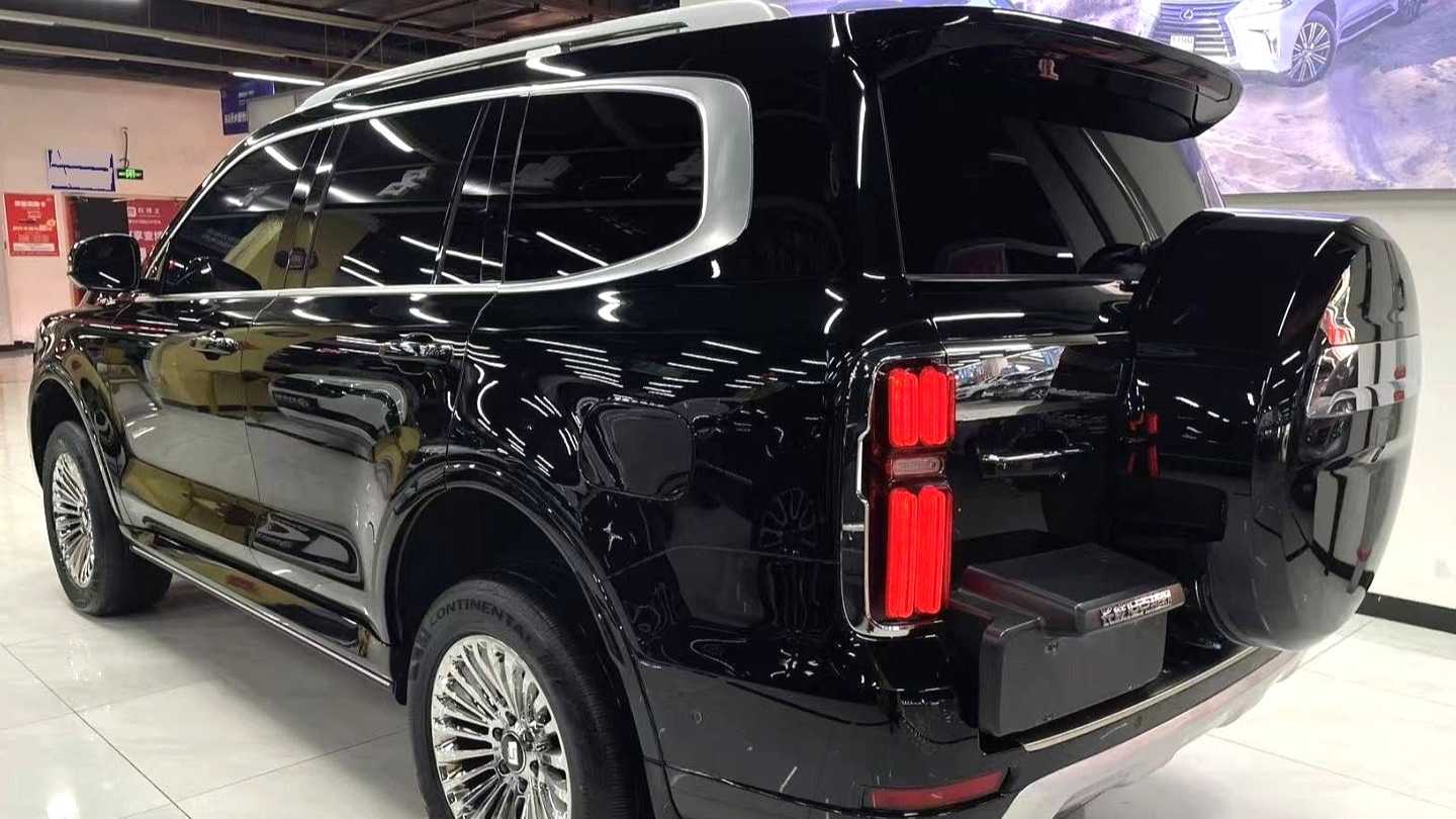 TANK 500 2024 Hi4-T Black Knight Edition