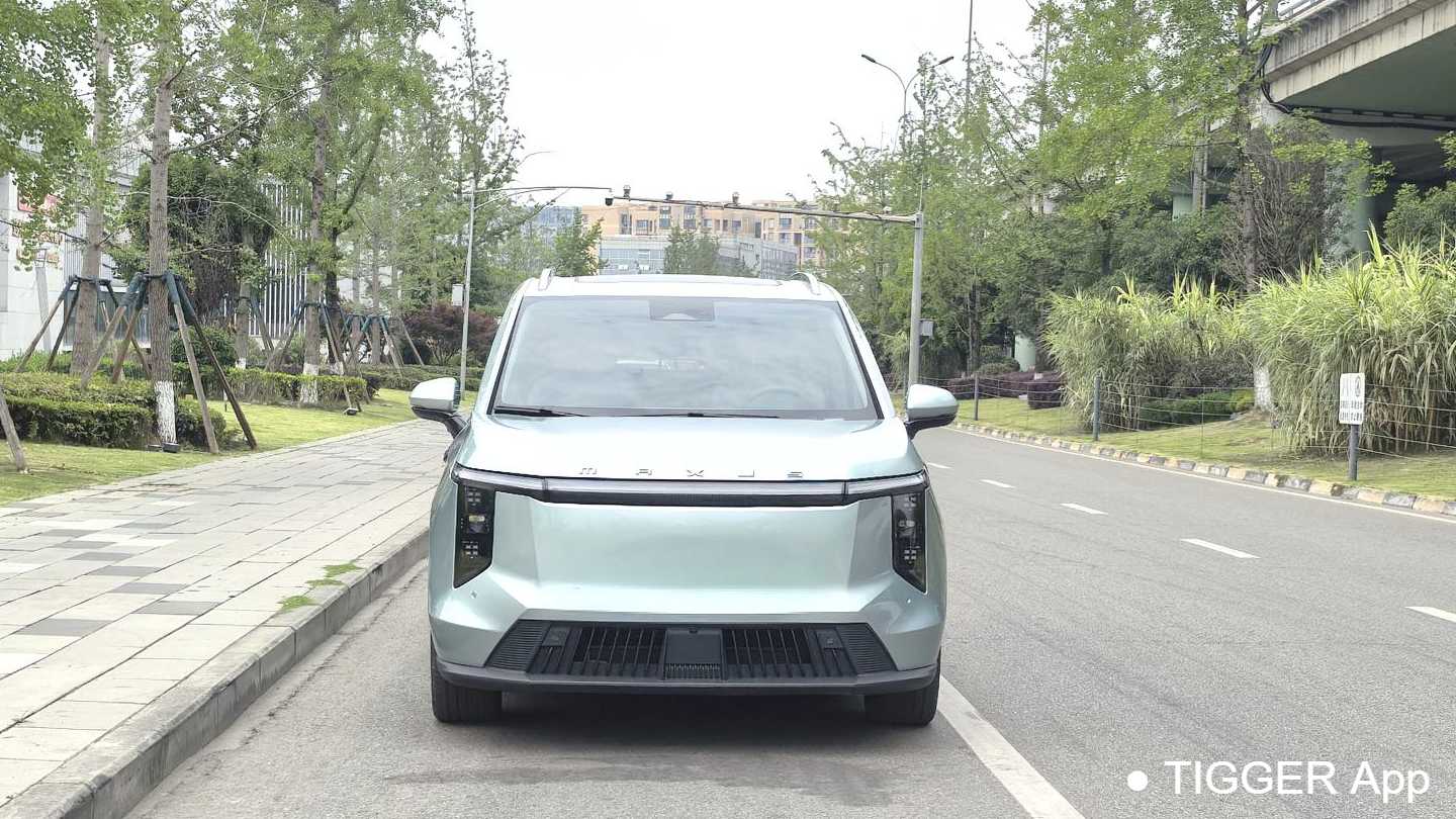 MAXUS MIFA 7 2024 605km mountain extended range version with seven seats