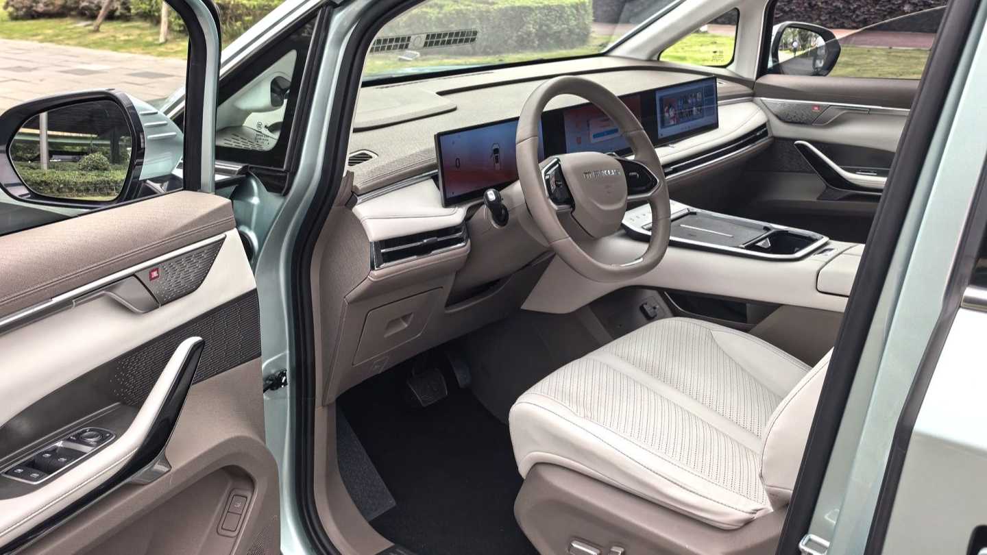 MAXUS MIFA 7 2024 605km mountain extended range version with seven seats