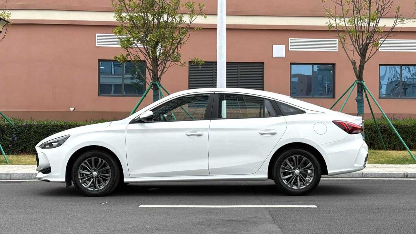 MG MG5 2025 180DVVT Global Luxury Edition