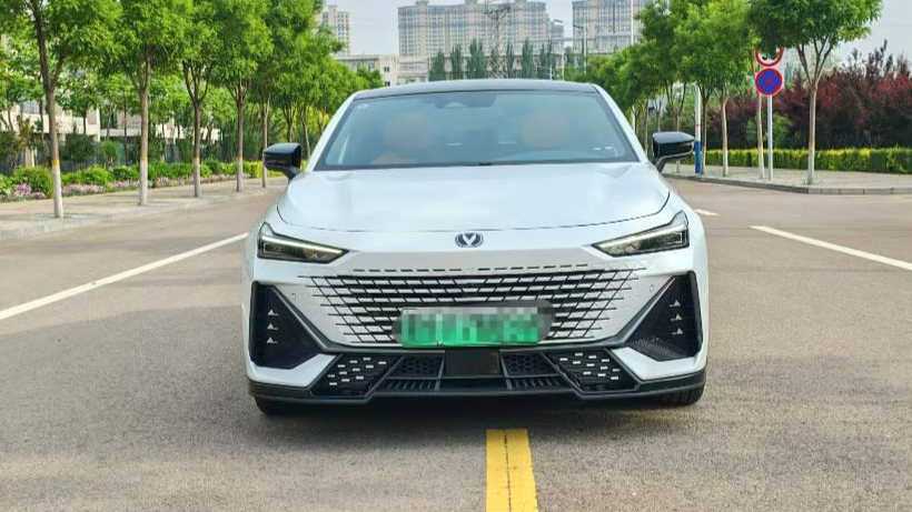 Changan UNI-V iDD‌ 2023 Smart iDD 1.5T 113km Smart Cool Model