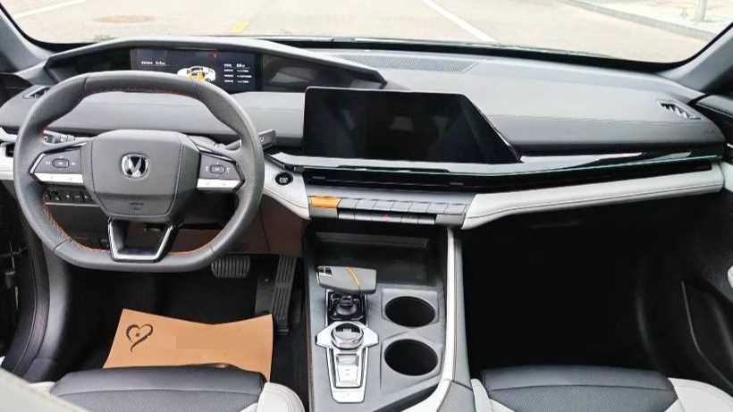 Changan UNI-V iDD‌ 2023 Smart iDD 1.5T 113km Smart Cool Model
