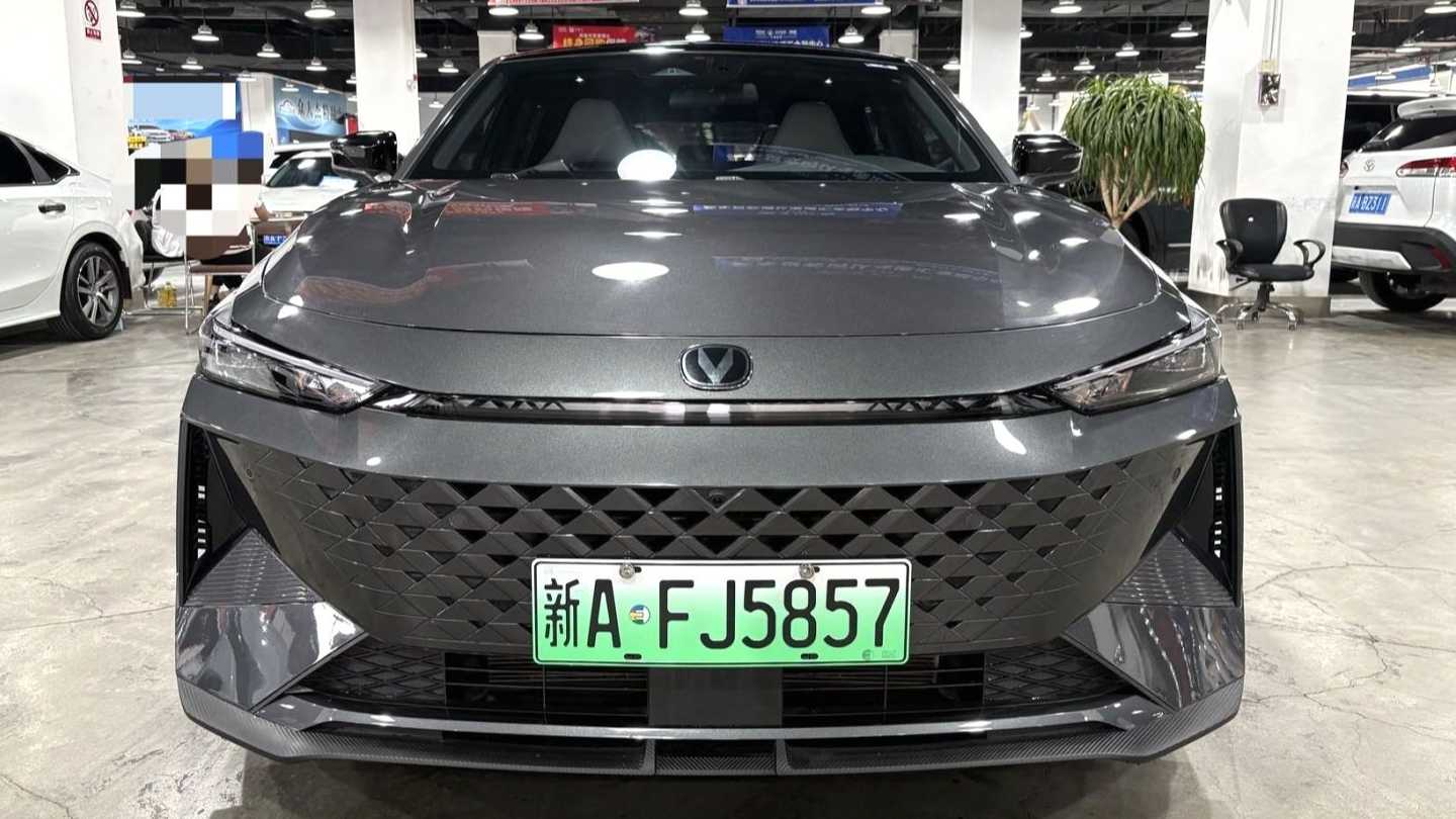Changan UNI-V iDD‌ 2024 Blue Whale Intelligent Electric iDD 136km Smart Prestige Type
