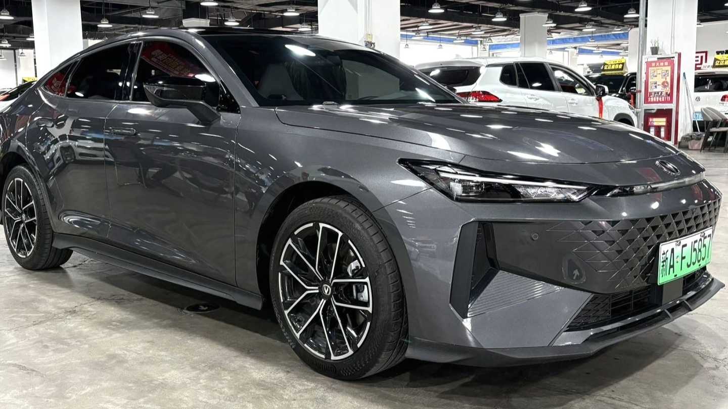 Changan UNI-V iDD‌ 2024 Blue Whale Intelligent Electric iDD 136km Smart Prestige Type