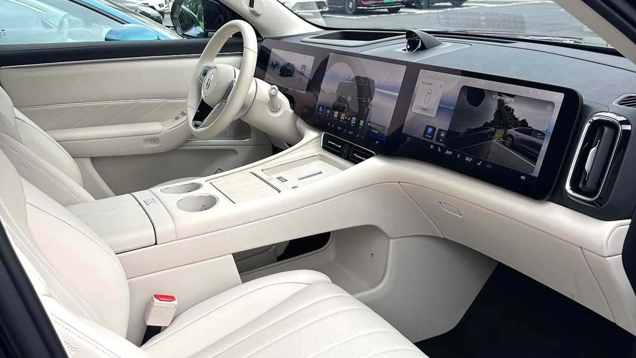 AITO M8 2025 Extended Range Ultra 53.4kWh 6-seater version