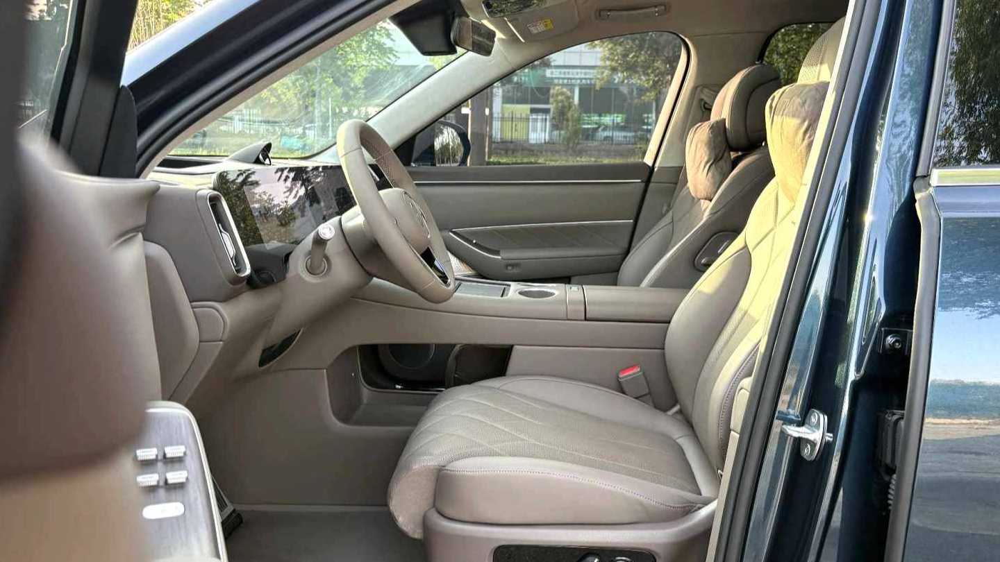 AITO M8 2025 Pure electric Max+five seater four-wheel drive version