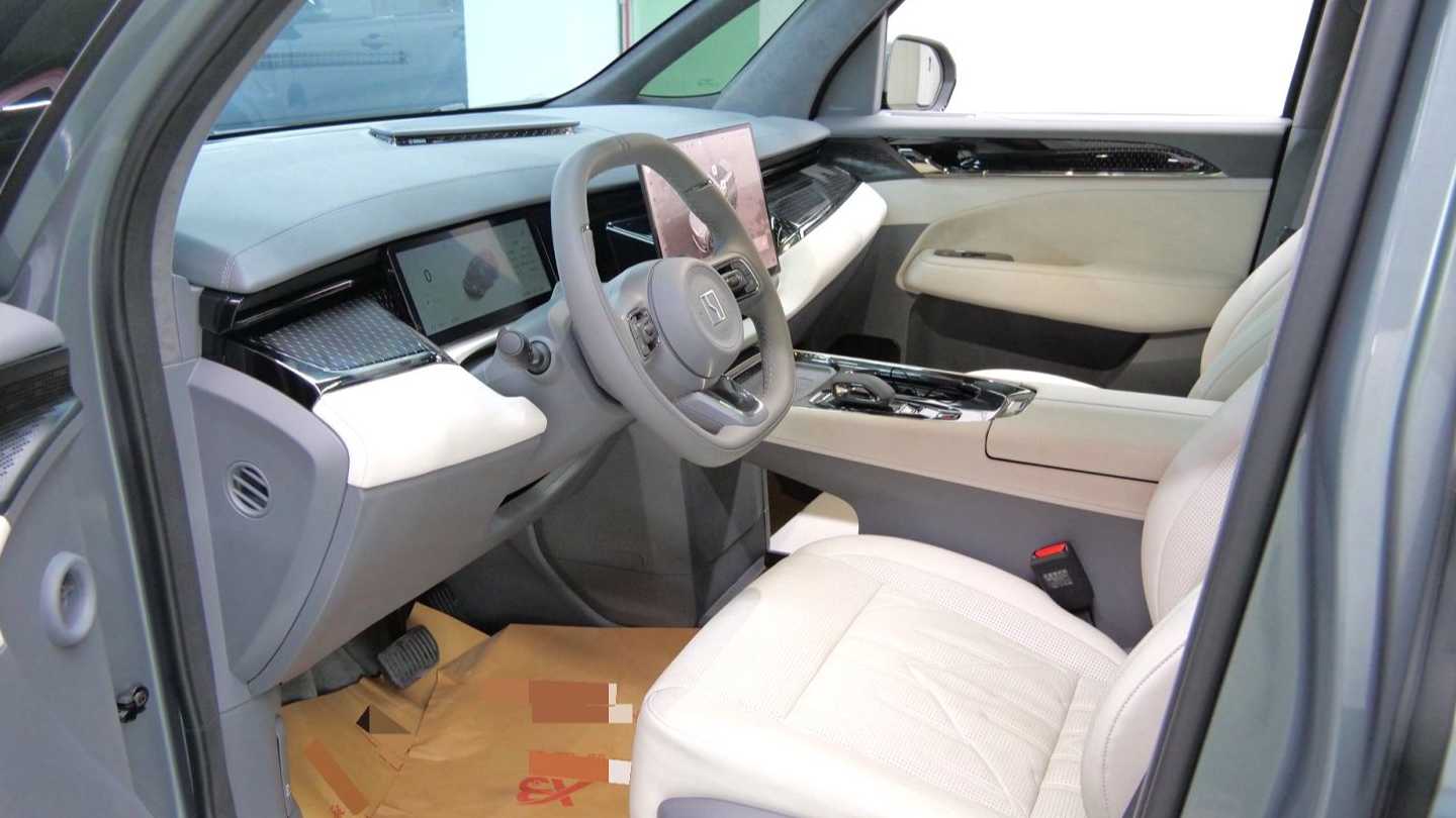 ZEEKR 009 2024 Six seat executive version four-wheel drive 108kWh