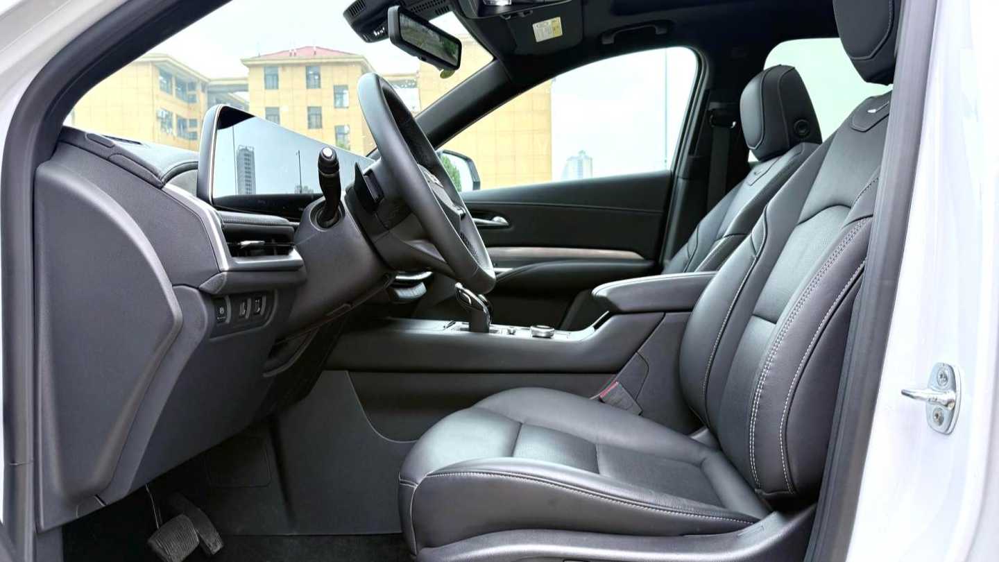CADILLAC XT4 2025 28T two wheel drive luxury model
