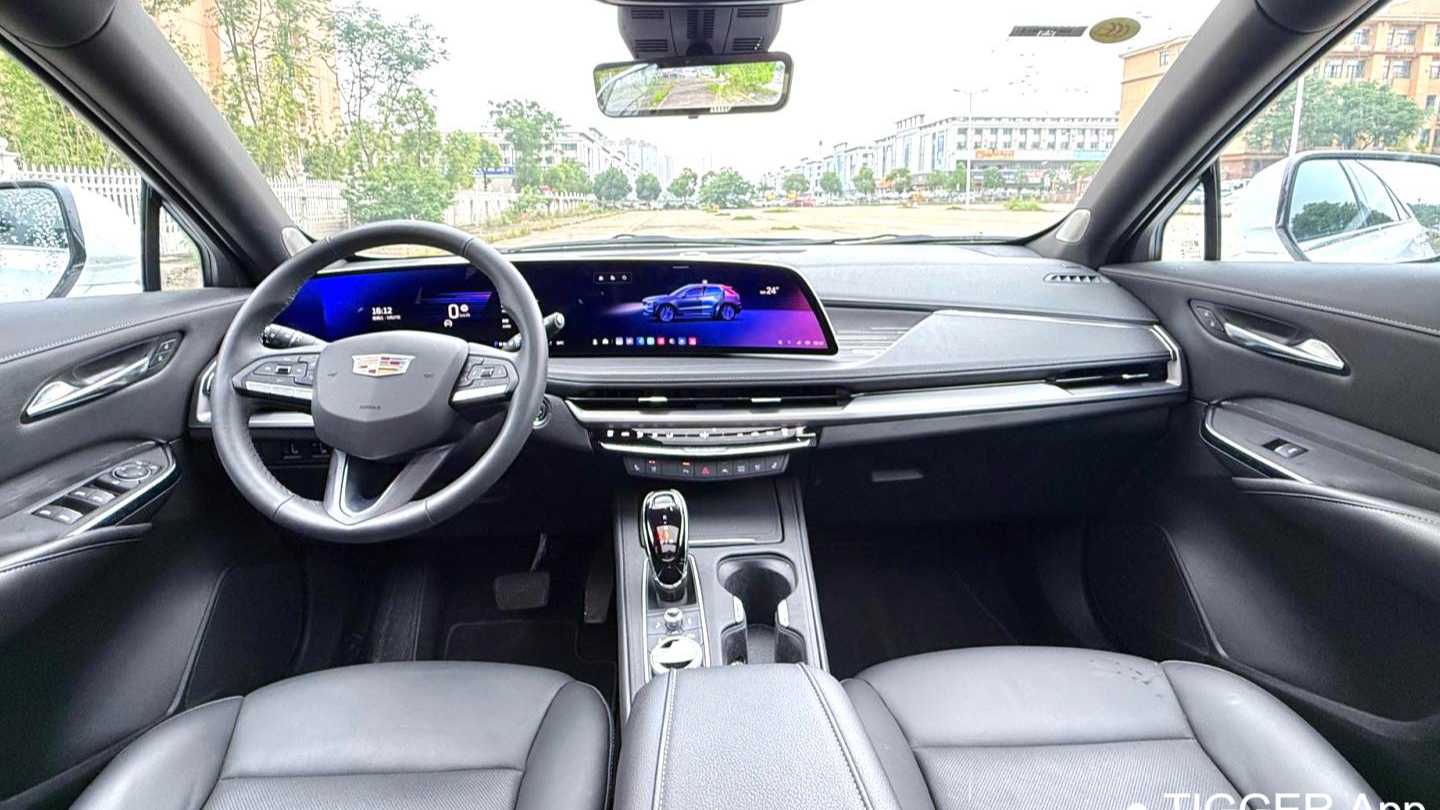 CADILLAC XT4 2025 28T two wheel drive luxury model