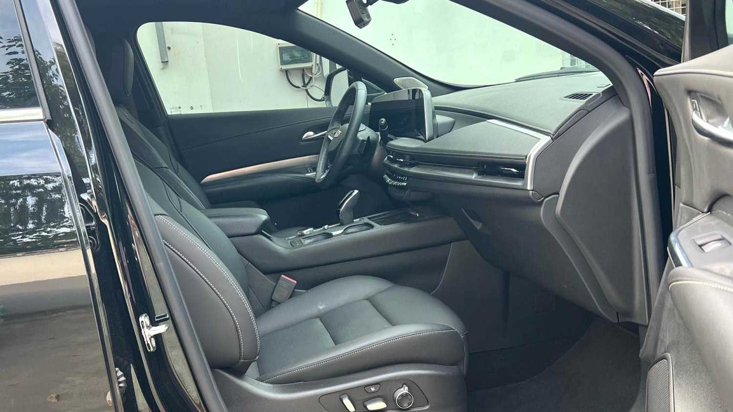 CADILLAC XT4 2024 28T two wheel drive luxury model