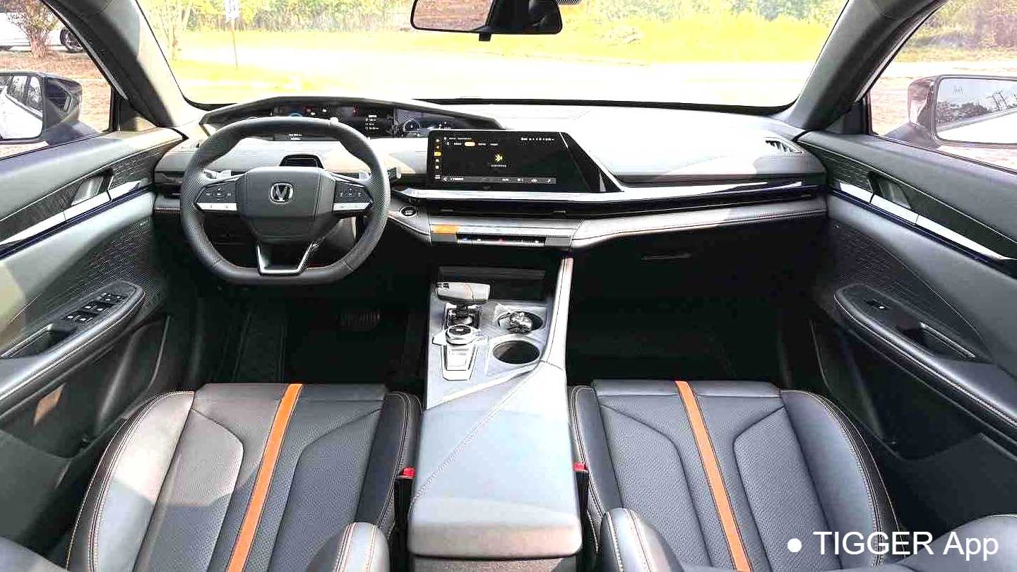 Changan UNI-V 2024 1.5T Smart Navigation Type