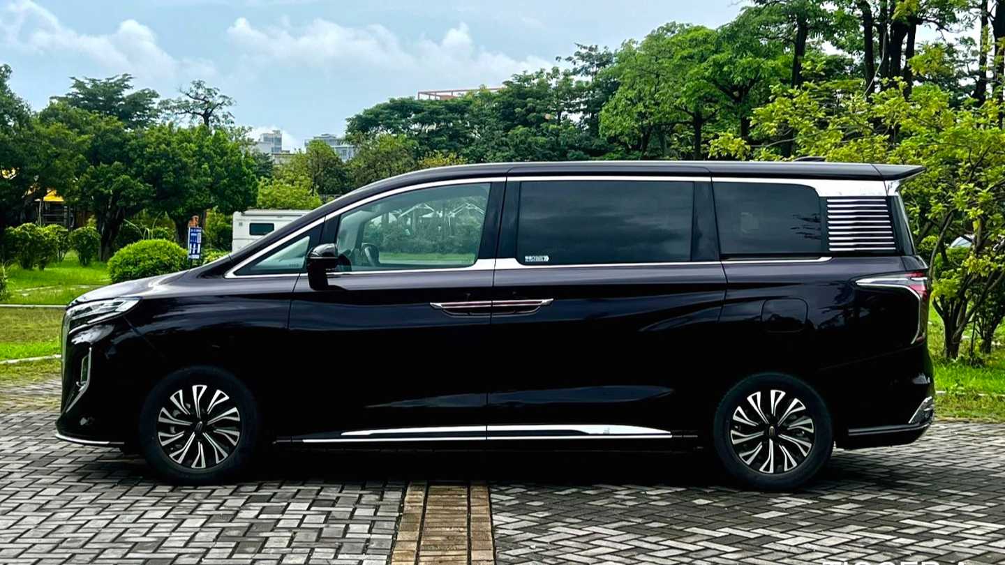 Hong Qi HQ9 2024 2.0T 4WD Luxury Edition