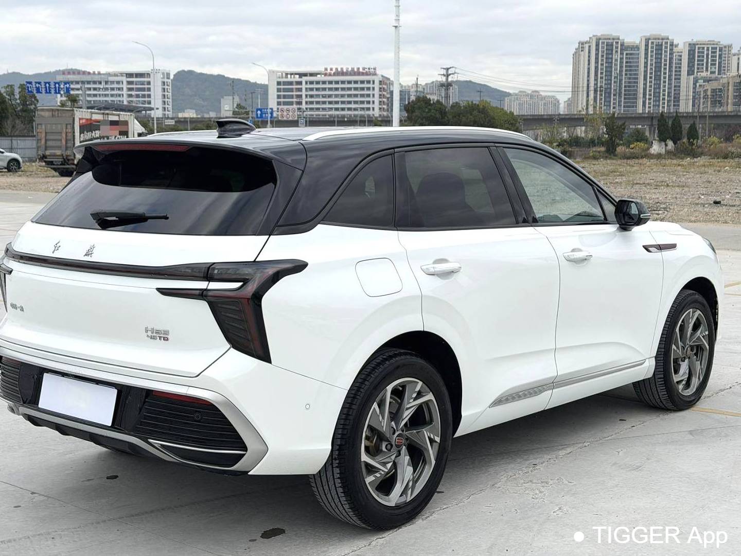 Hong Qi 2023 HS3 2.0T four-wheel drive with automatic transmission