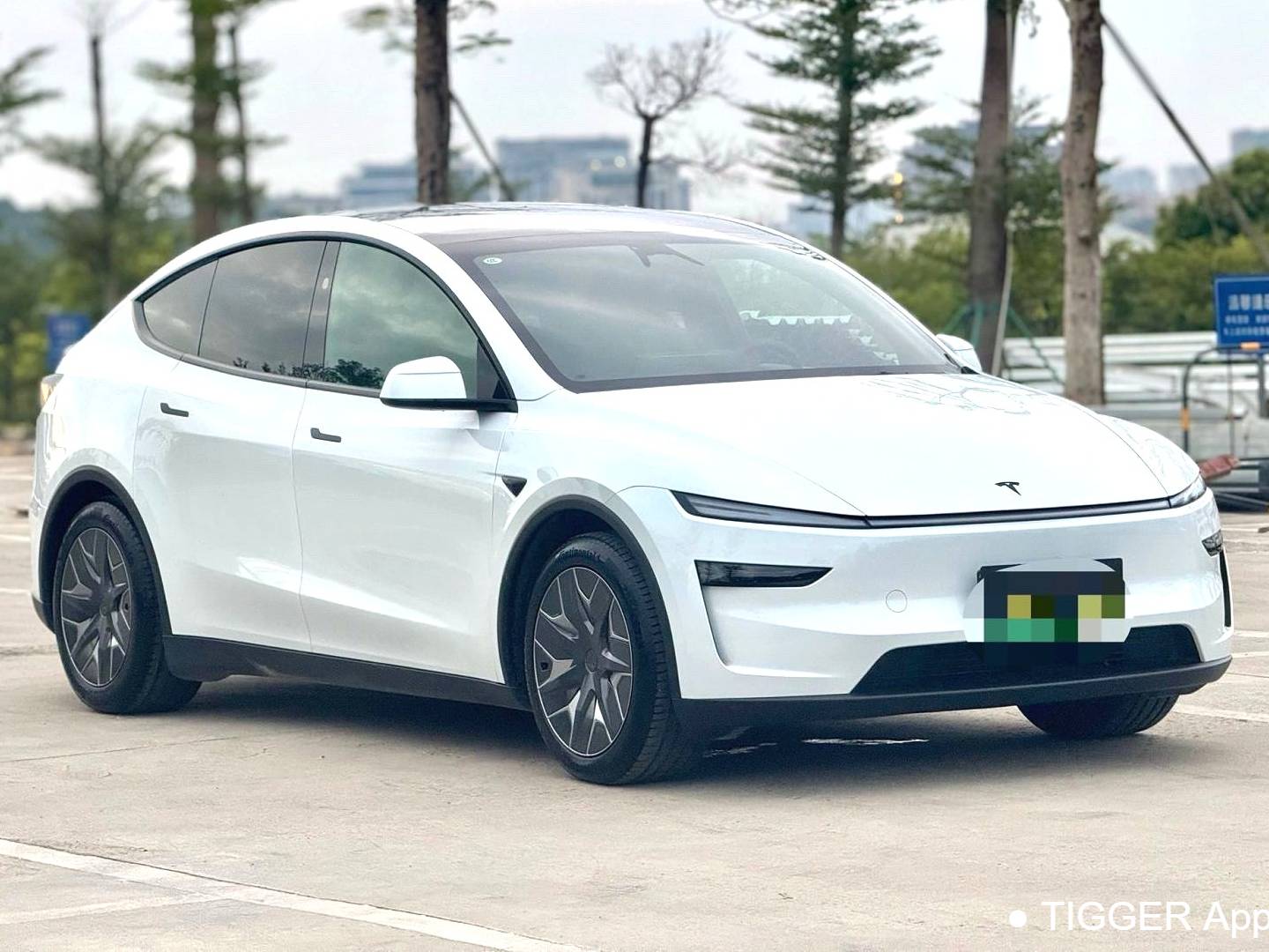 TESLA 2025 Model Y Long Range All Wheel Drive Automatic Transmission