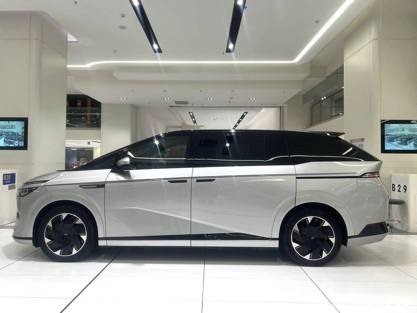 XPENG 2024 X9 702 Long Range Max Automatic Transmission