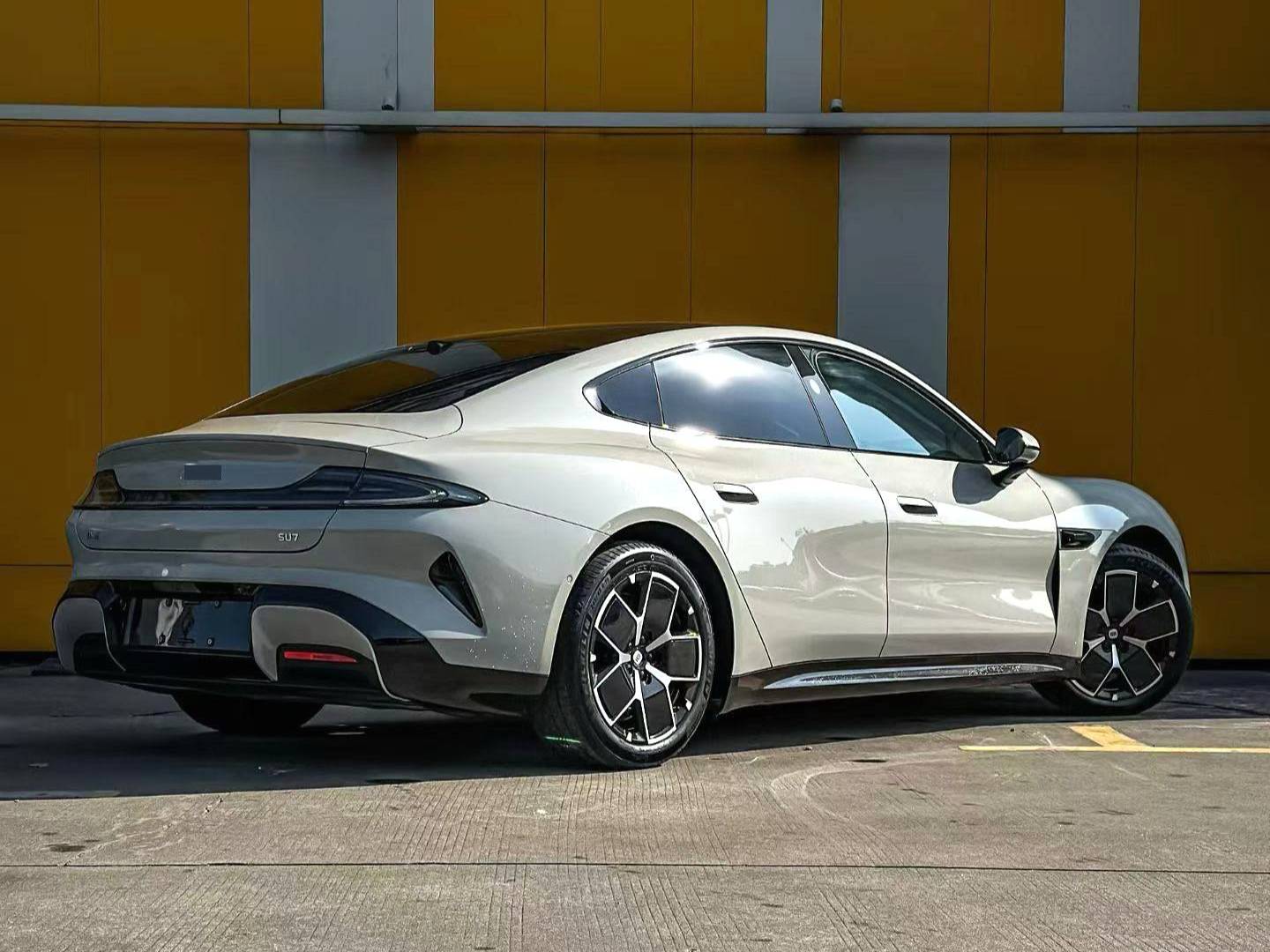 Xiaomi 2024 SU7 700km rear wheel drive standard founding version automatic transmission