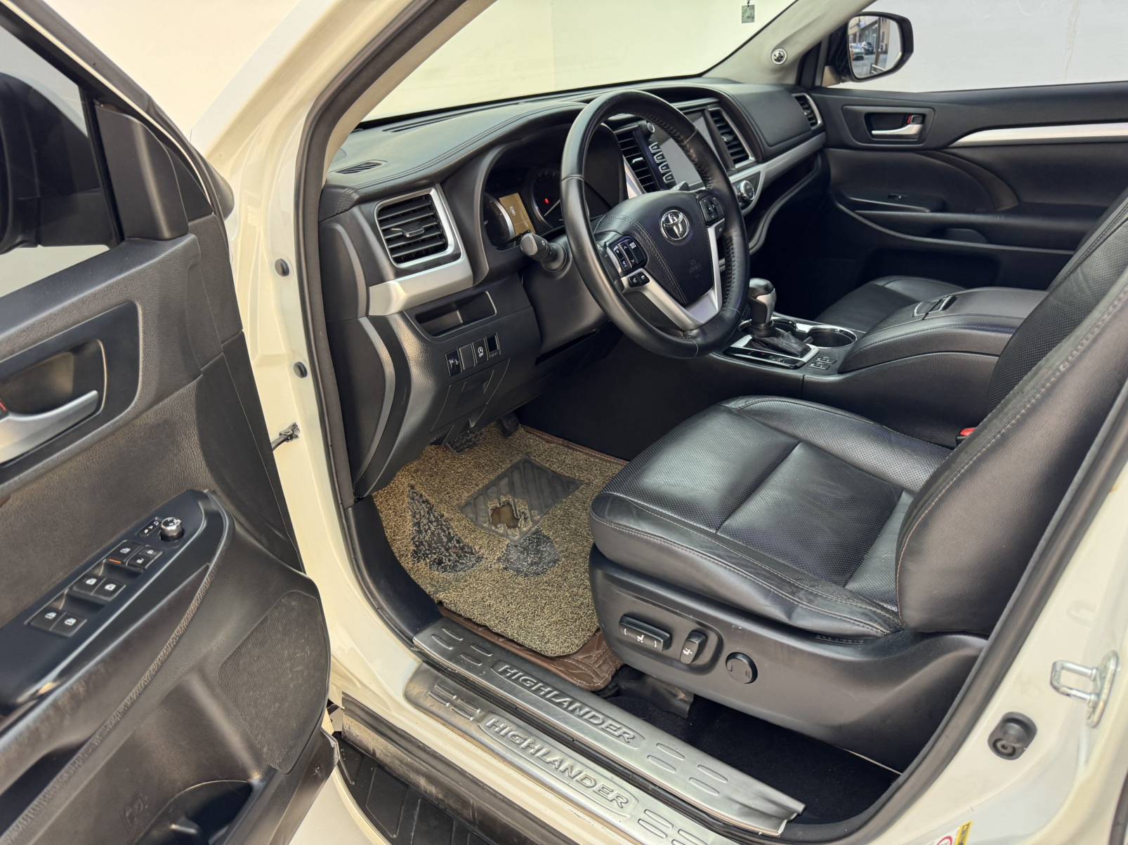 Toyota 2015 Highlander‌ 2.0T four-wheel drive luxury navigation version 7-seater