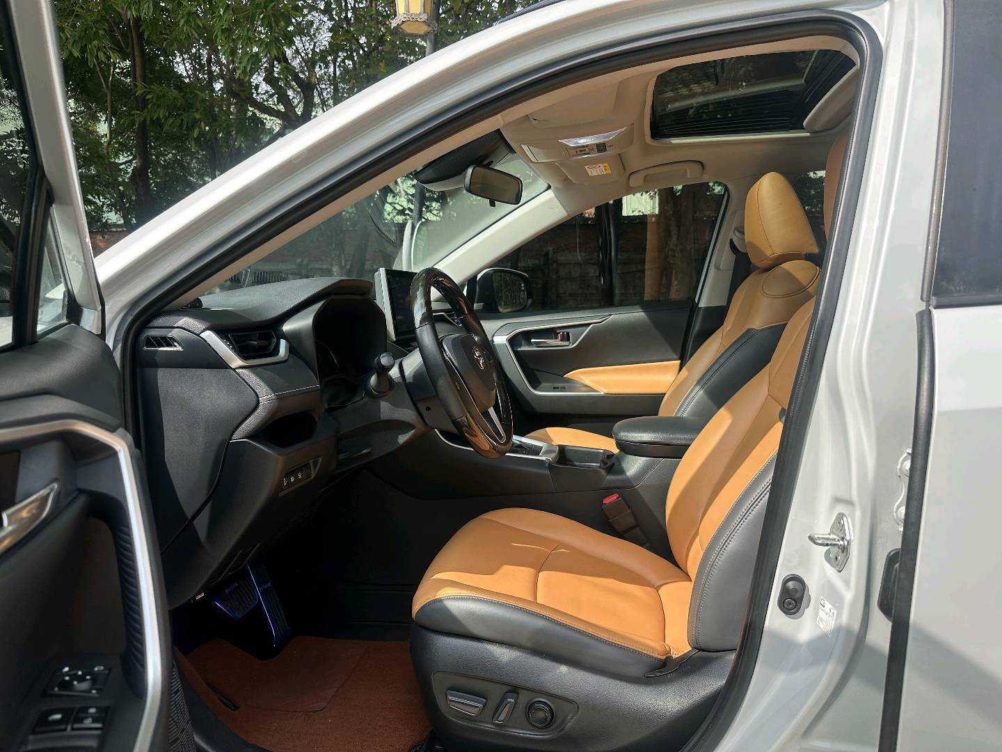 Toyota 2021 RAV4 Dual engine 2.5L E-CVT two wheel drive elite version