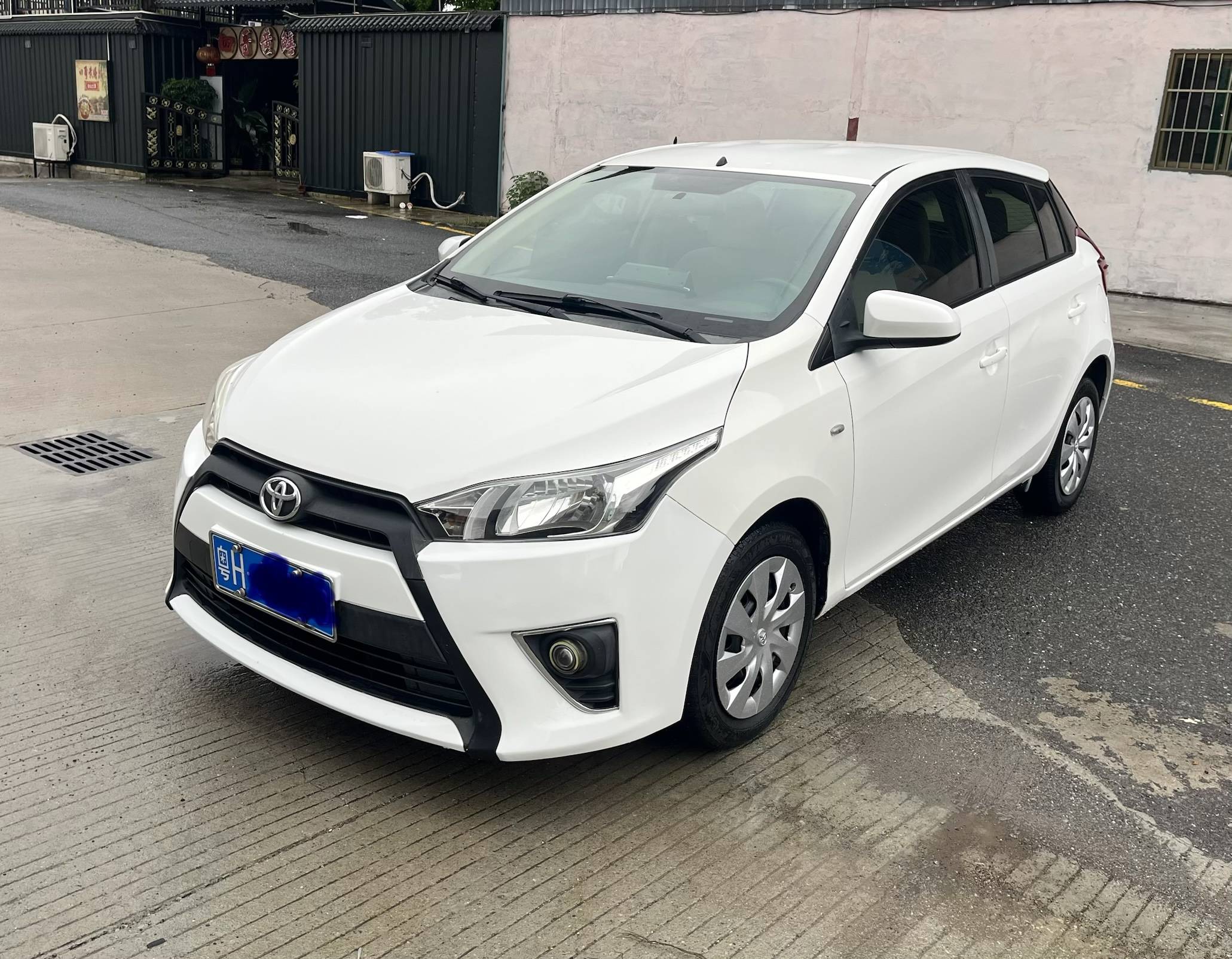 Toyota YARiS L Hatchback 2014 1.3E Automatic Charm Edition Подержанный автомобиль