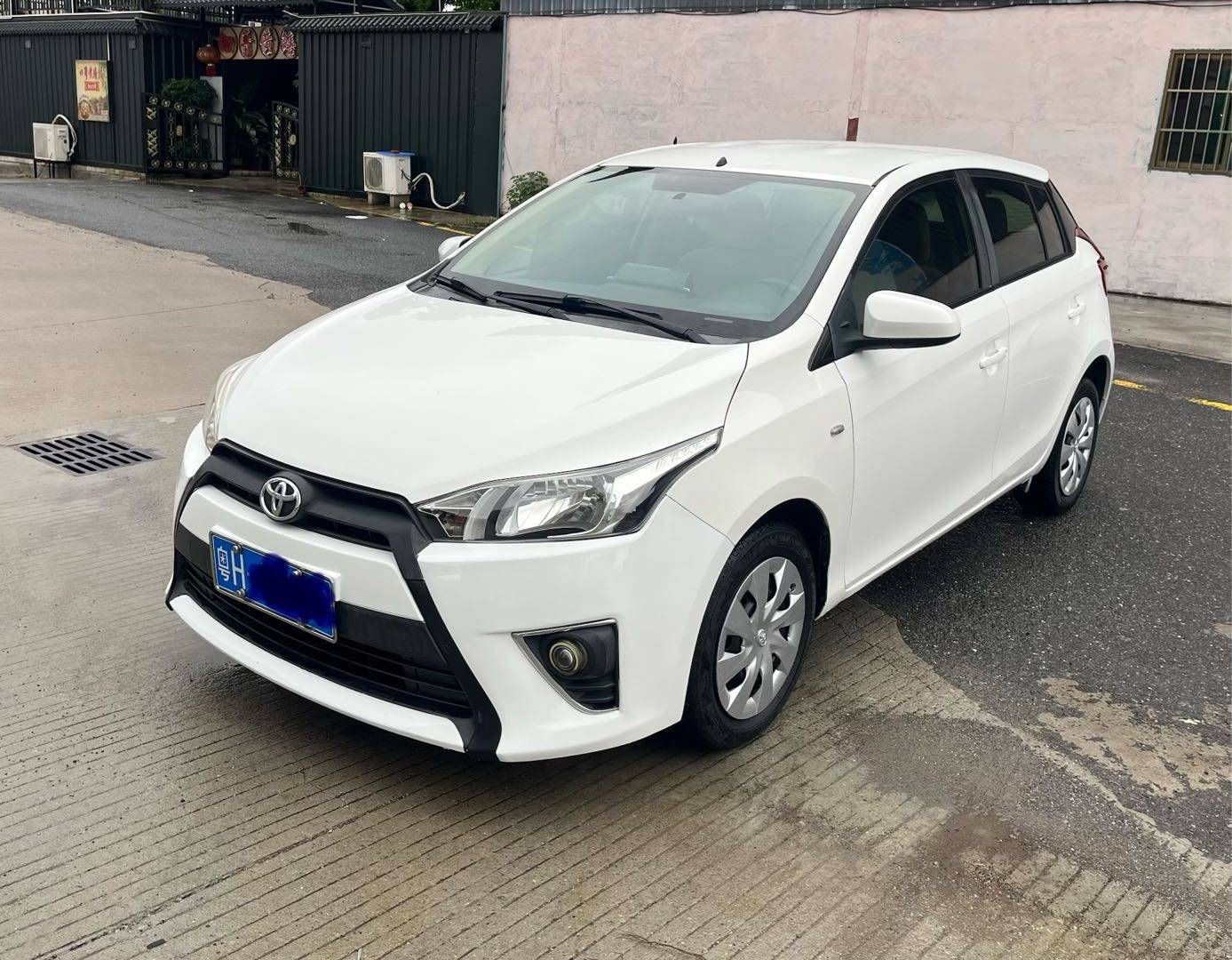 Подержанный Toyota YARiS L Hatchback 2014 1.3E Automatic Charm Edition