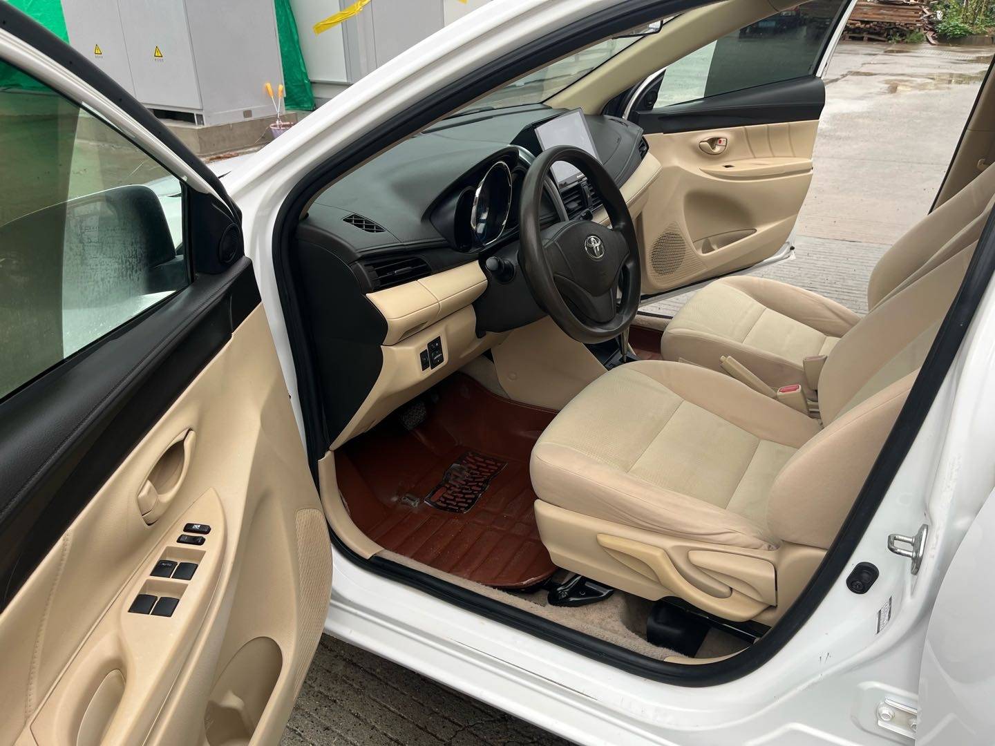 Подержанный Toyota YARiS L Hatchback 2014 1.3E Automatic Charm Edition