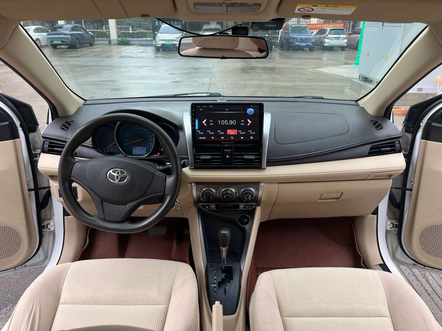 Подержанный Toyota YARiS L Hatchback 2014 1.3E Automatic Charm Edition