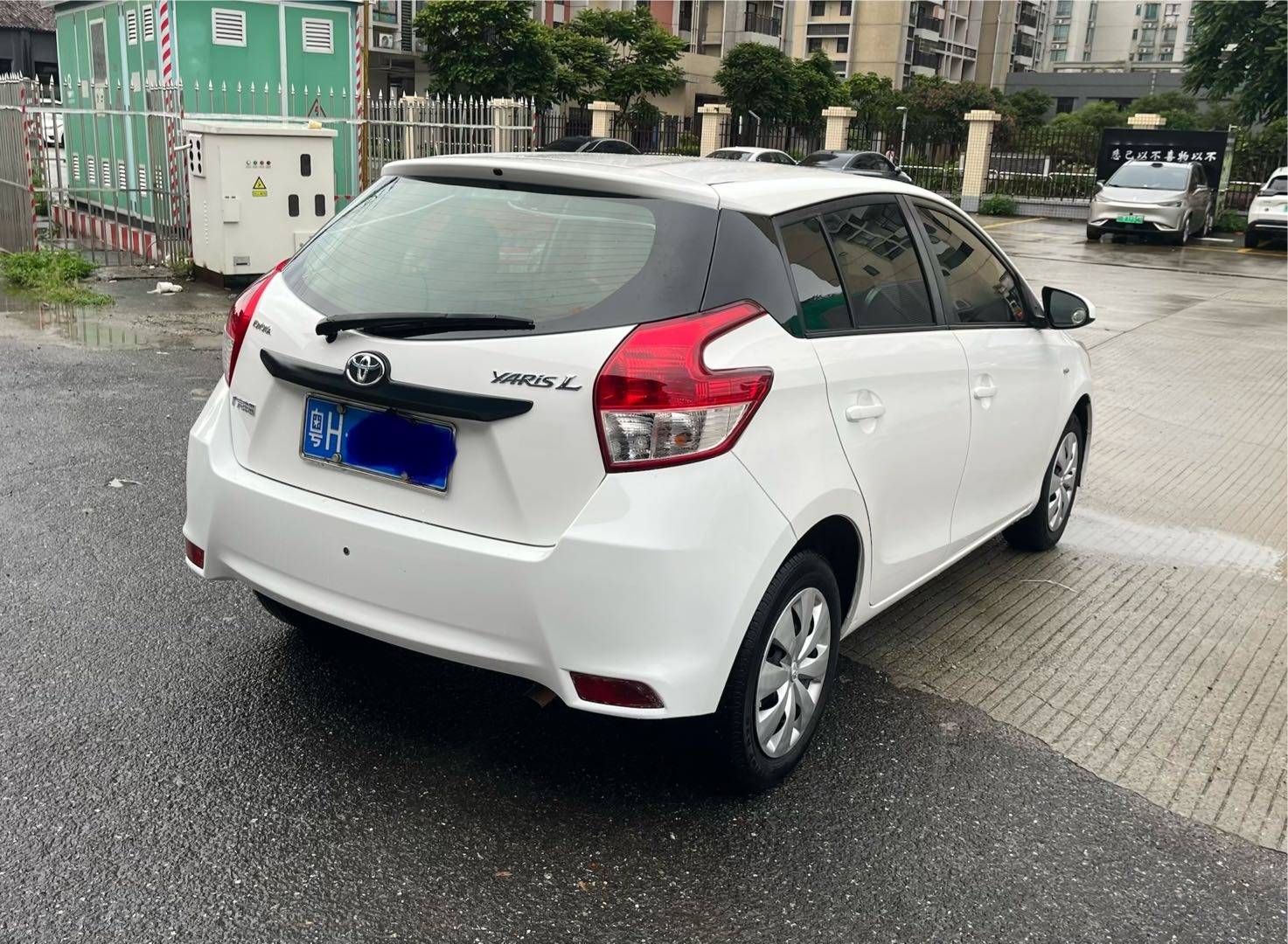 Подержанный Toyota YARiS L Hatchback 2014 1.3E Automatic Charm Edition