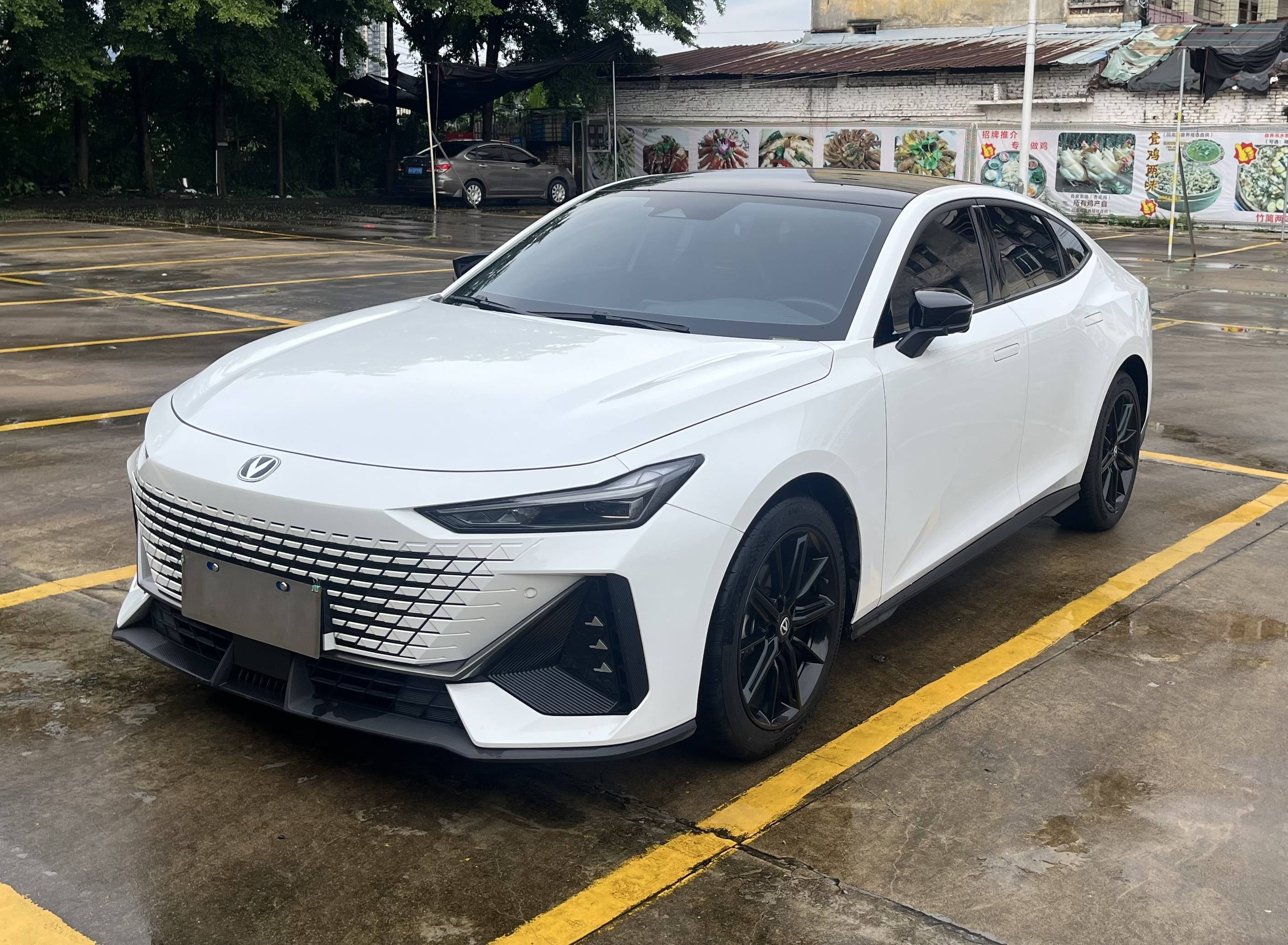 Changan UNI-V 2023 1.5T Prestige Model Подержанный автомобиль