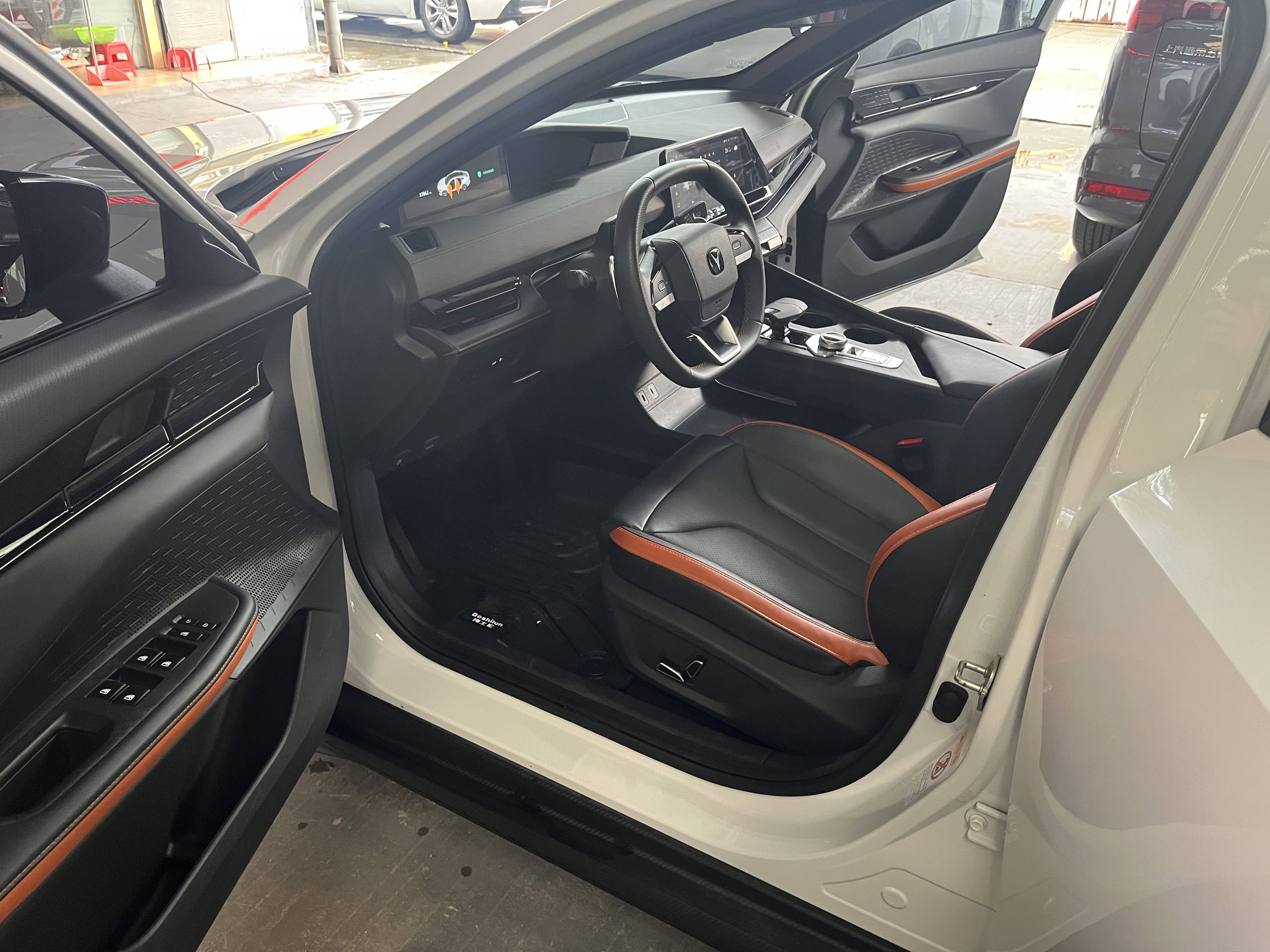 Подержанный Changan UNI-V 2023 1.5T Prestige Model